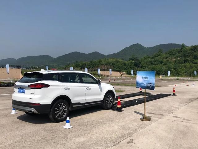 试驾博越PRO:搭载保时捷、路虎同款四驱,性能表现优异