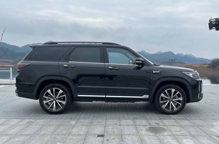 全面升级，配原装进口爱信8AT 试驾长安CS95PLUS