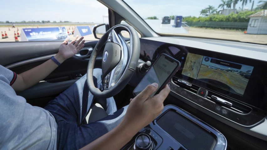 Model 3再遇劲敌，埃安V提高汽车科技基准线！