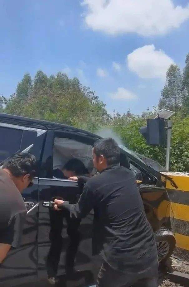 保时捷碰撞起火，车门紧锁不能开启，电动车安全何时才会被重视？