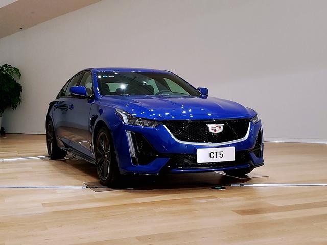 凯迪拉克CT5实拍，2.0T+10AT，尺寸远超宝马3系