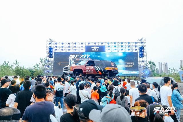 霸都上演大型飞行秀，现场飙车特技堪比《速度与激情》
