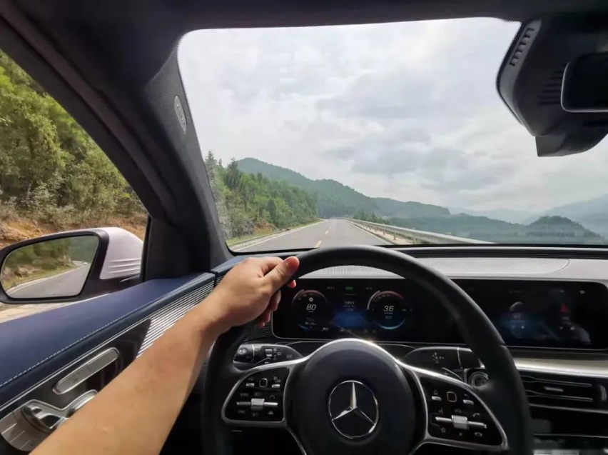 上山路轻松跑到90km/h，奔驰EQC有些颠覆我的认知