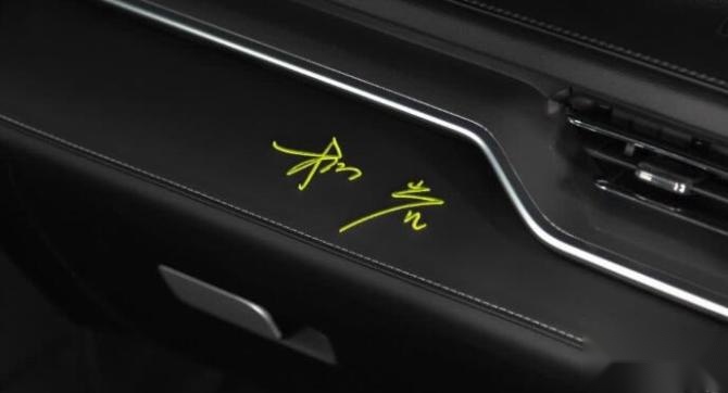 新知达人, 岩选灰+黑格栅 哈弗M6 PLUS柳岩联名版 7.99万起