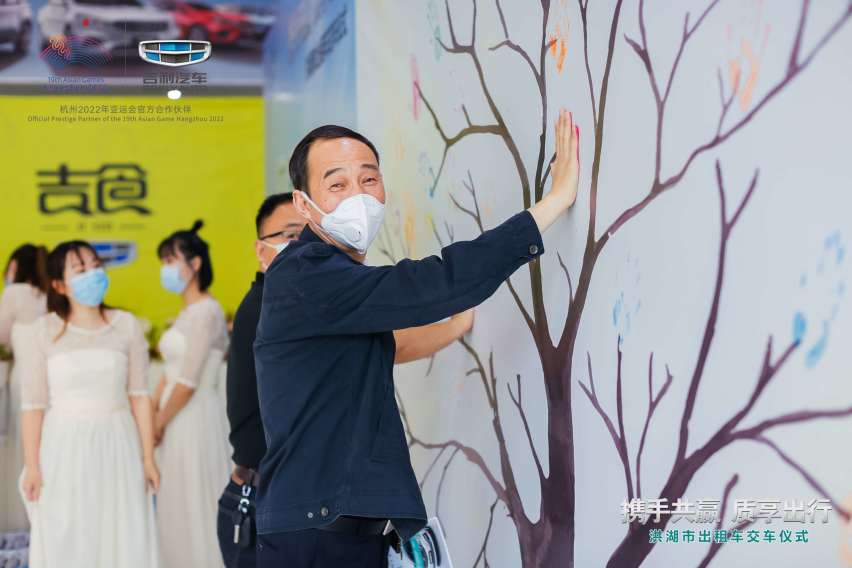 “携手共赢 质享出行”——全新远景CNG出租车交付洪湖市