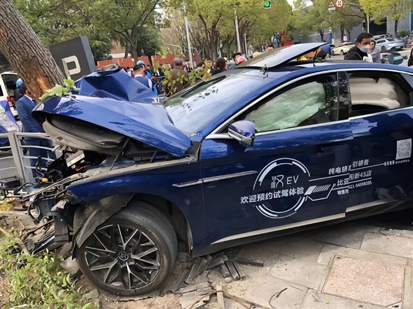 汉正面碰撞，机舱尽毁，A柱纹丝不动，王传福诚不欺我