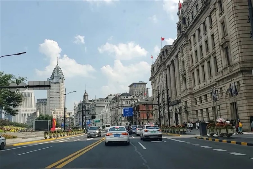 为什么是赛力斯SF5？我终于在华为的店里看了一台汽车