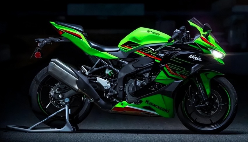 四缸小钢炮！川崎ZX-4R对比 凯越450RR，谁是400cc级最好车
