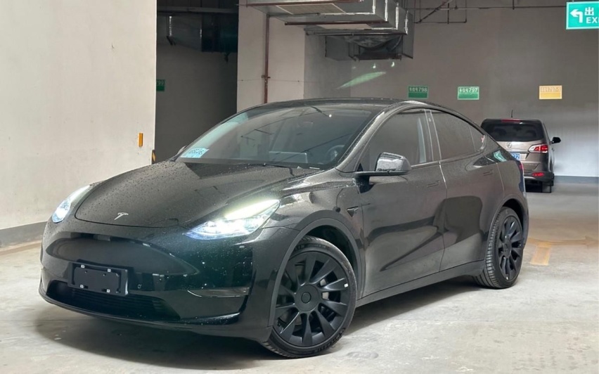 特斯拉听劝了？新款Model Y谍照疑似放弃全景天幕，造型大变样