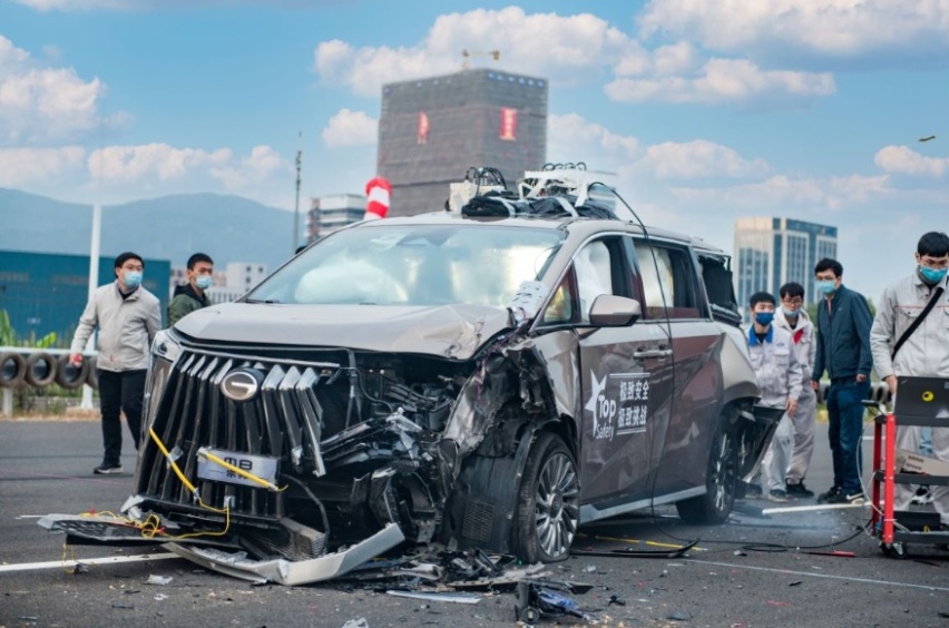 敢「硬刚」货车「前后夹击」，M8宗师的实力究竟有多「硬」？