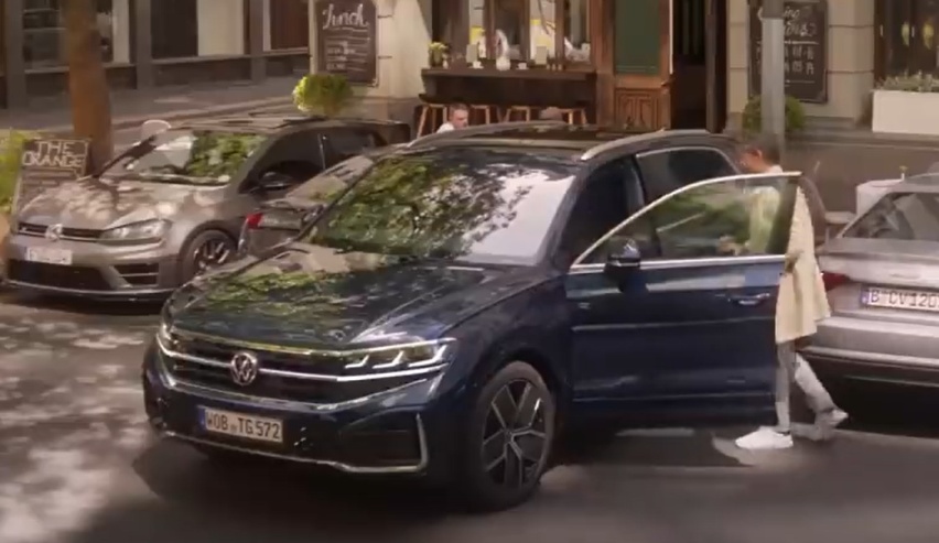 新款大众途锐实车现身，配3.0T V6发动机+8AT，还看宝马X5？