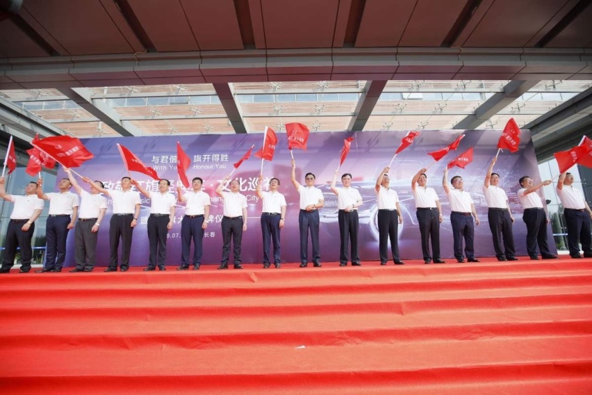 回家！18台红旗收藏车巡游长春街头