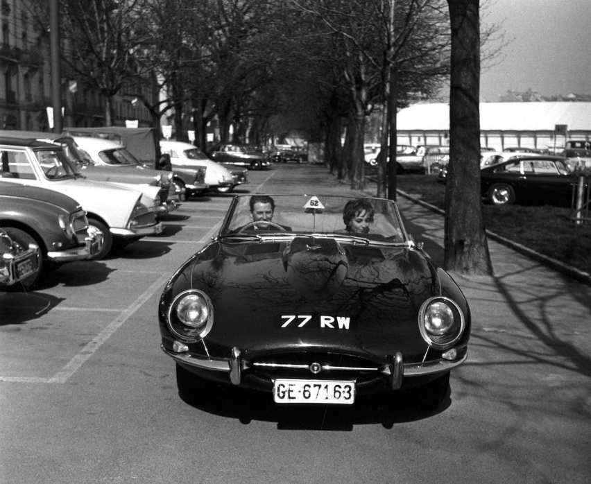 03_捷豹开发测试工程师与 “77 RW”E-Type.jpg