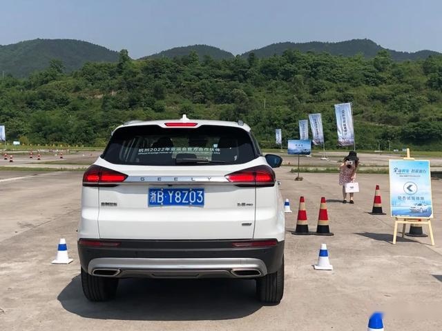 试驾博越PRO:搭载保时捷、路虎同款四驱,性能表现优异
