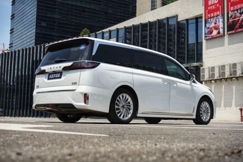 高端豪华MPV新车不断，花50万选国产旗舰还是100万选保姆车？