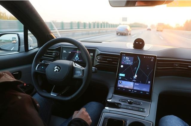 新势力和传统车企“未来之争”：自动驾驶技术到底哪家强？