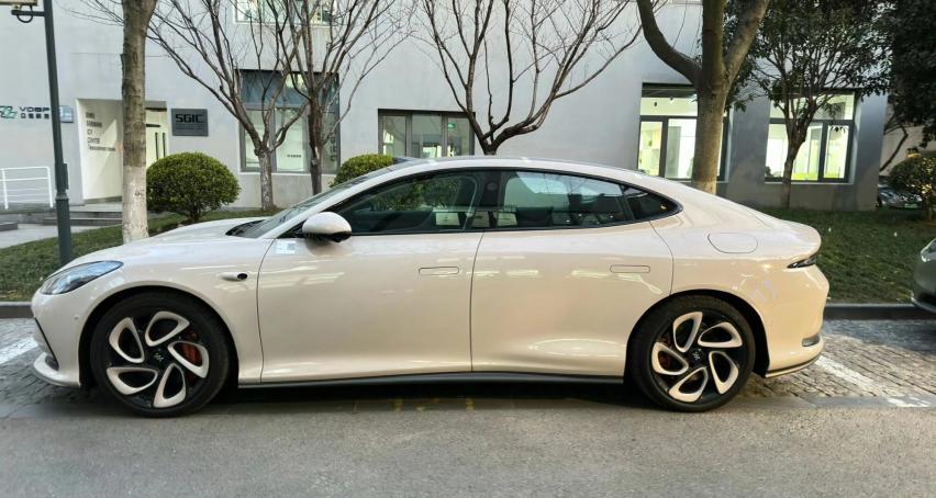 智己L6实车现身，有颜值、有实力，竞争小米SU7