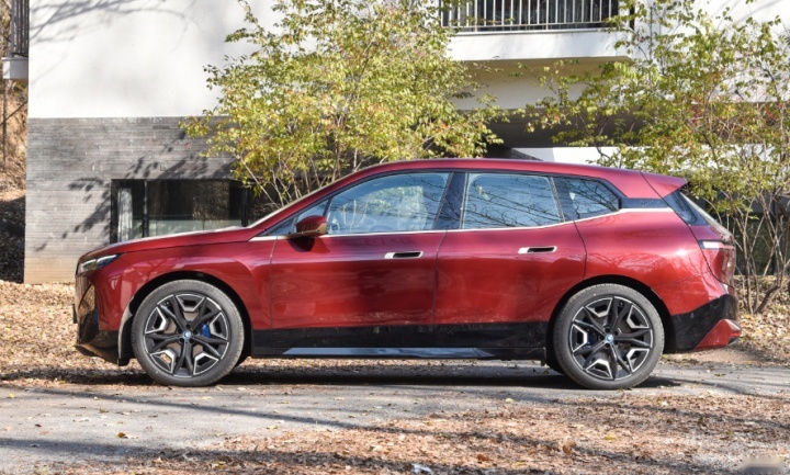 宝马iX对比奔驰EQS SUV，谁是百万元电动车天花板？