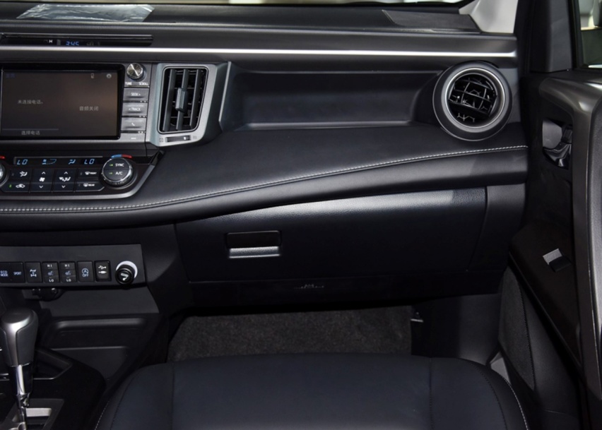 老款荣放RAV4，轴距2660mm，2.0L自吸配合CVT