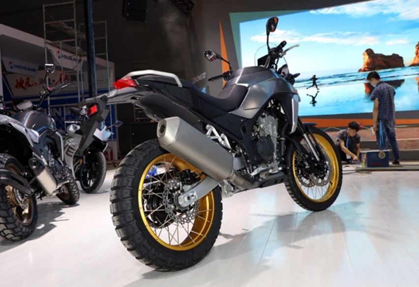 车重180公斤，搭水冷双缸800ML发动机，凯越全新ADV实车亮相