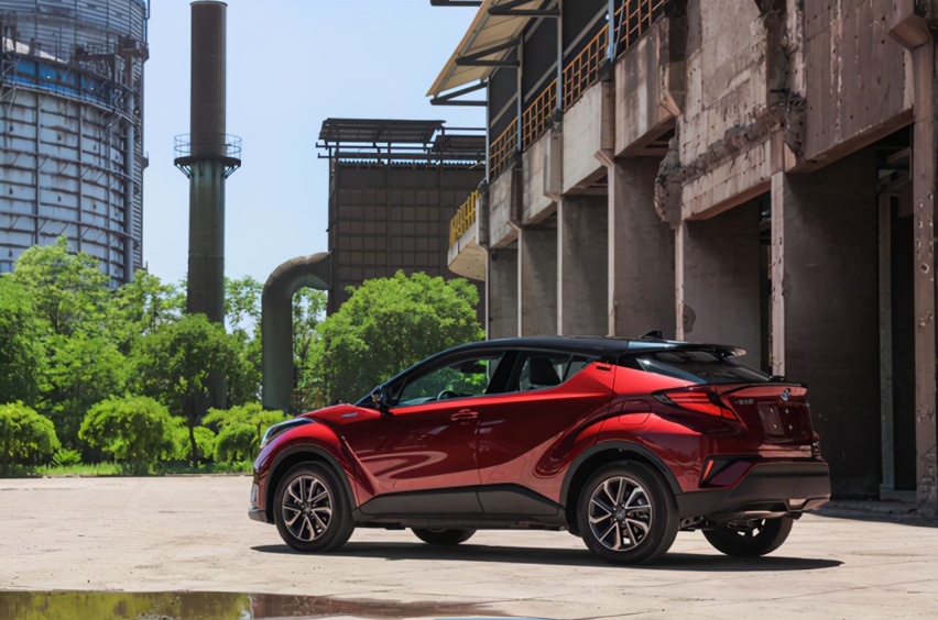 油耗仅4.5L，一汽丰田全新奕泽增2.0L双擎混动，17.48万起