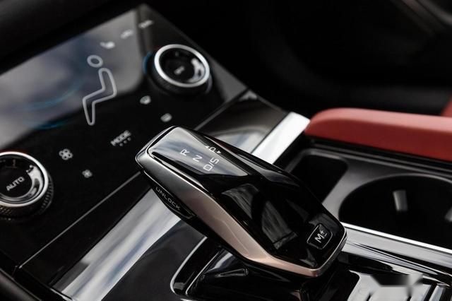 “卷王”奔腾B70：12万买2.0T掀背中级车
