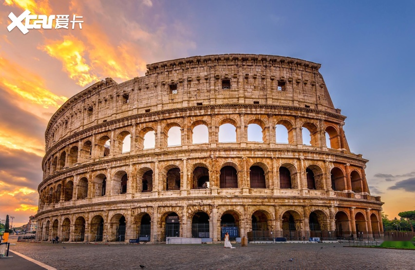被束缚住手脚的奴隶;奴隶与奴隶之间扮成希腊神话中的人物进行决斗