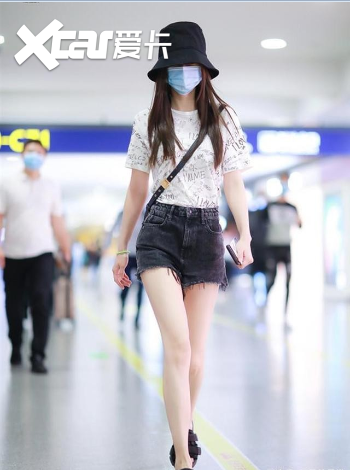 baby为证明腿长穿拖鞋走机场