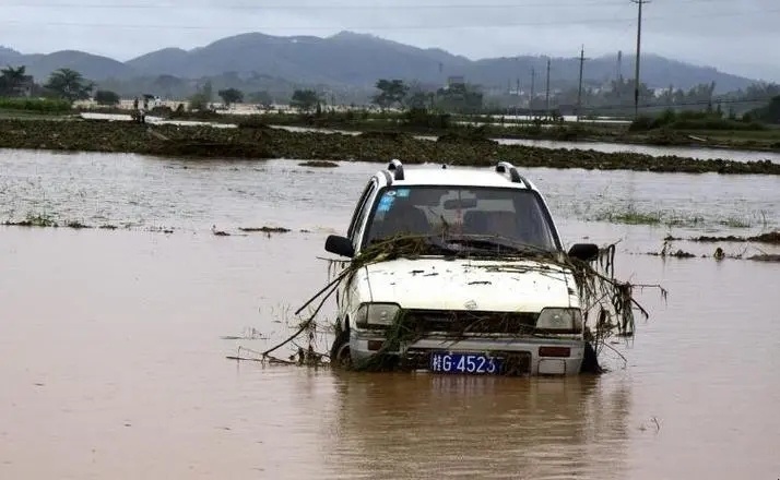 暴雨车被冲走 你知道怎么报险和理赔吗？知道赔多少吗？