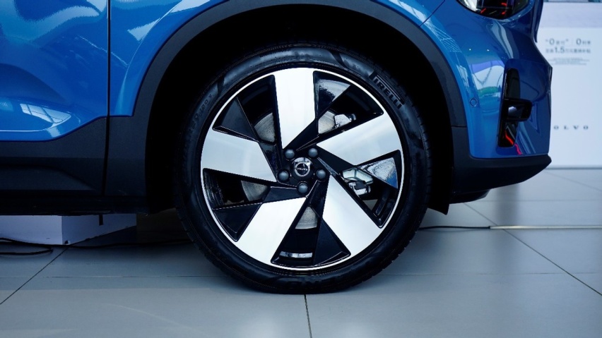 实拍4.7秒破百豪华品牌SUV，预售价仅26.7万起？