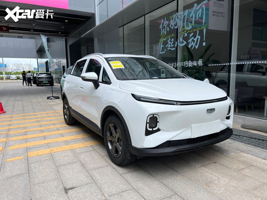 或7.58万起！几何E萤火虫到店，续航401km配怀挡，还看五菱缤果？