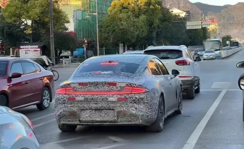 【E汽车】小米SU7伪装车现身路试，明年正式发布