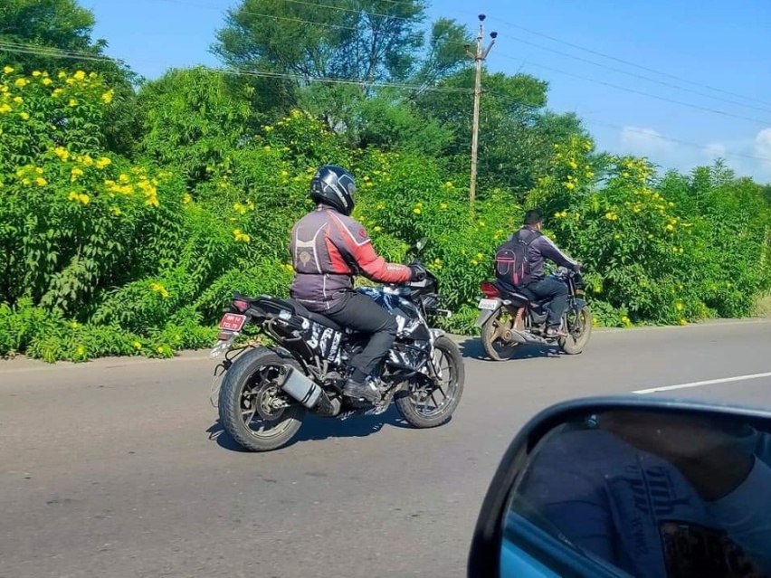 KTM 250 Adventure路试照曝光 配液晶仪表三箱