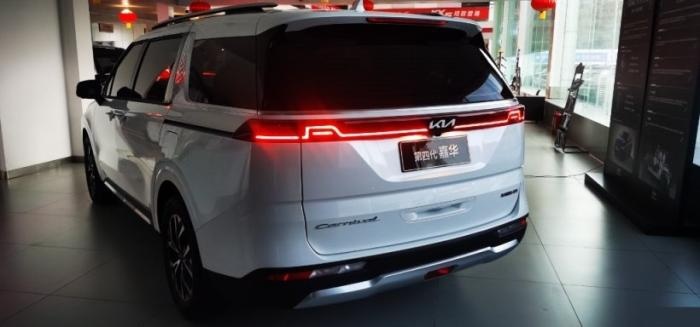 起亚第四代嘉华到店了，全系2.0T+8AT，它的表现值多少钱呢？