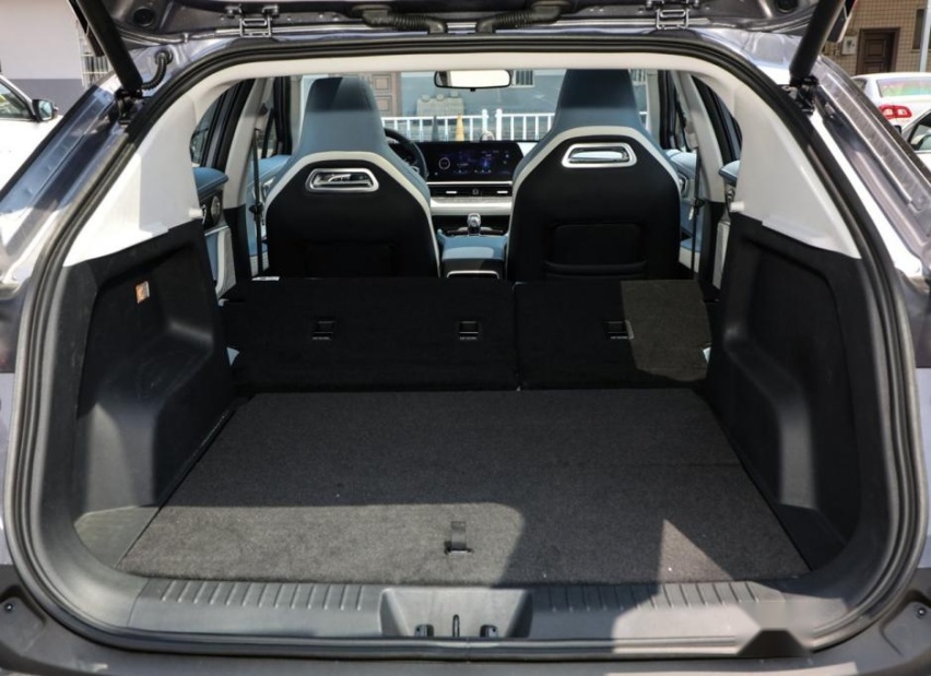 4款车型可选，起售价7.99万，奇瑞欧萌达上市