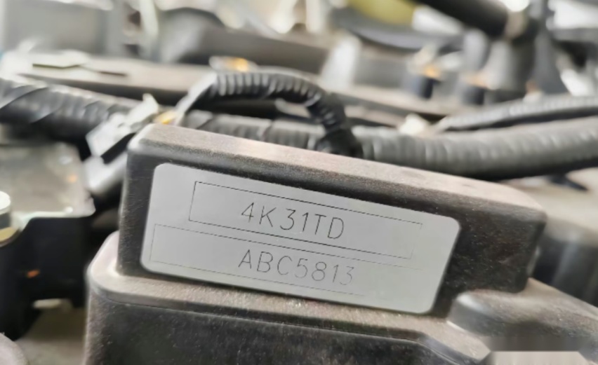全新BJ212实车现身，方盒子+侧开尾门，配悬浮大屏搭2.0T+8AT