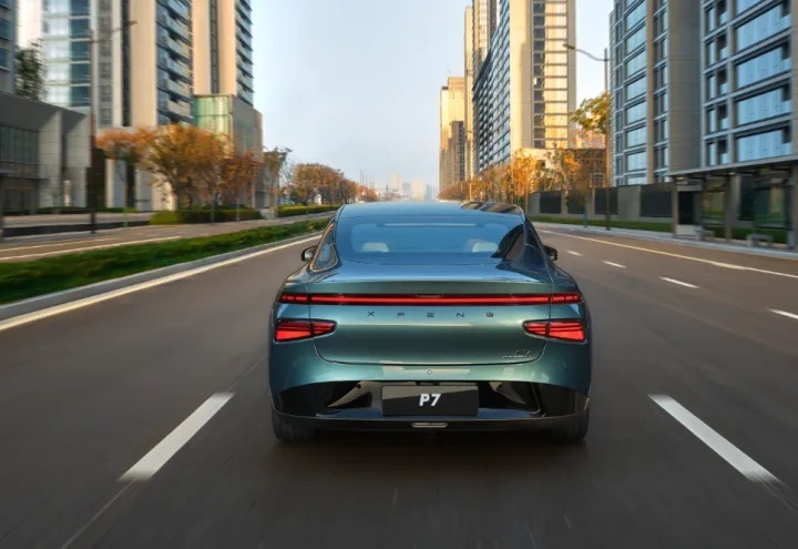 25万如何选新能源车？小鹏P7i对比特斯拉Model 3