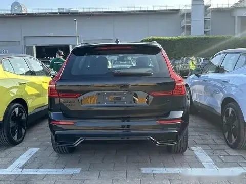 广州车展探馆：新款沃尔沃XC60极夜版候场，搭2.0T动力