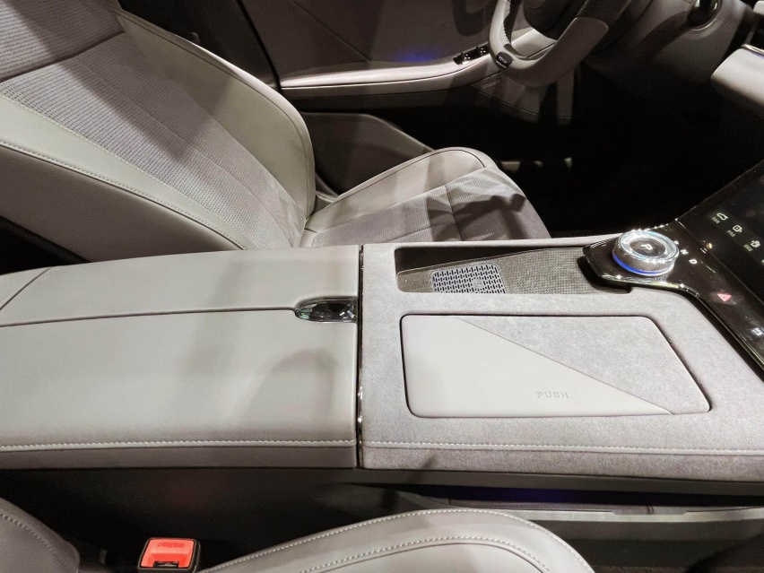 探店岚图追光PHEV：1260km续航+超宽空间 不到27万选它值得吗