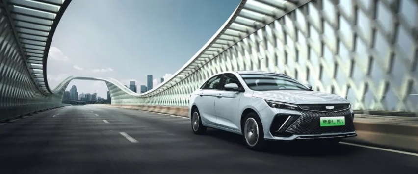 3.8L亏电油耗、6.9s百公里加速，1300km续航，吉利混动家轿放大招