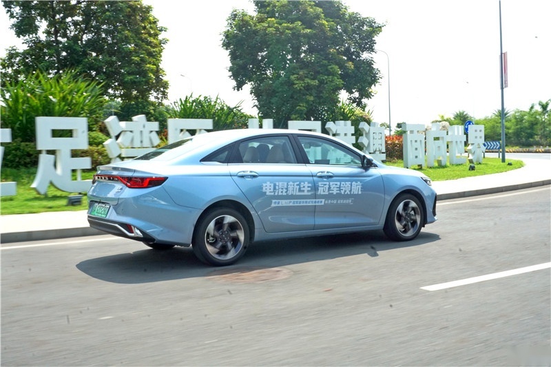 混动家轿新卷王?试驾体验帝豪L HiP冠军版