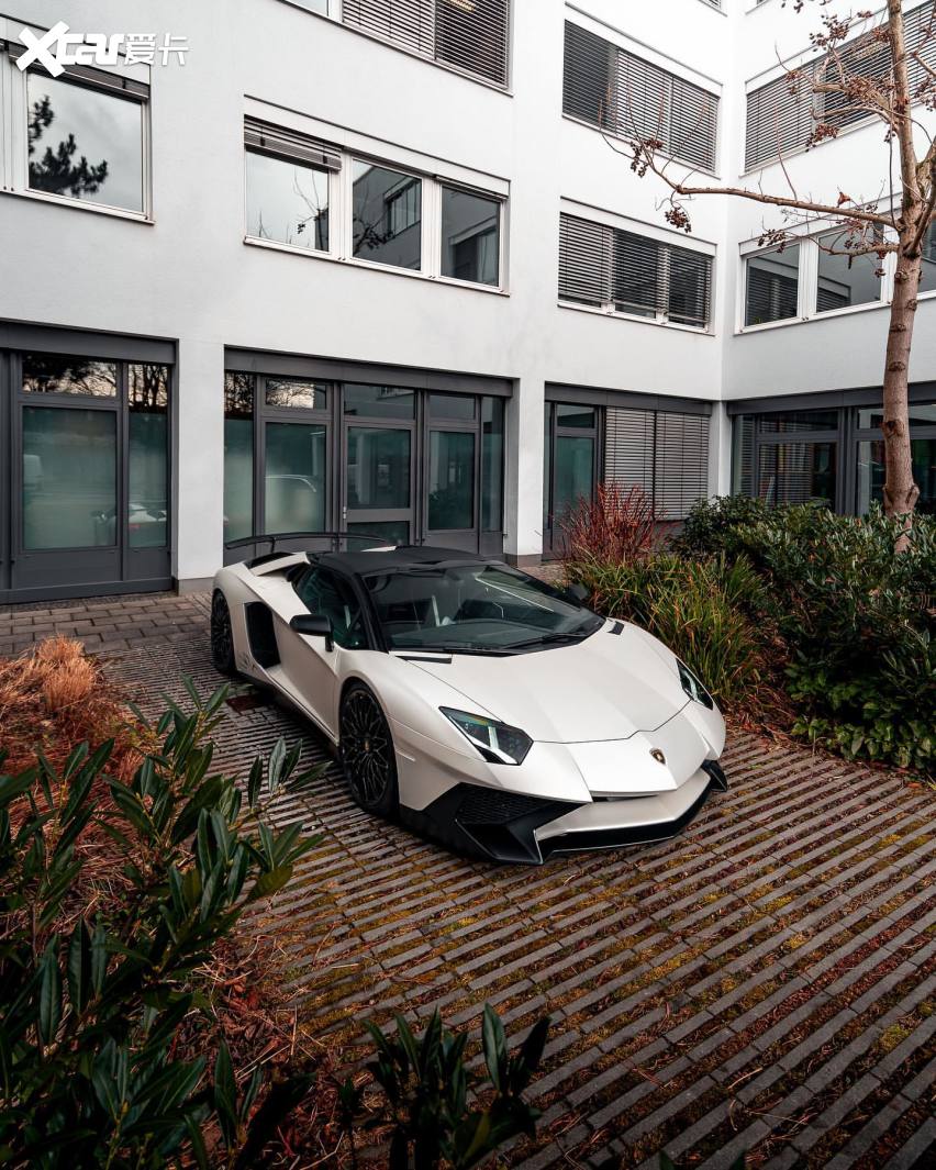 银白色兰博基尼大牛与xpel哑光车衣