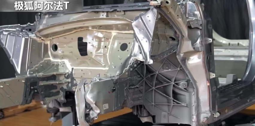 极狐阿尔法T能撞嬴Model Y？论安全，电动车该怎么选
