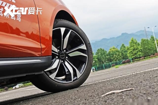 手握30万元 为什么我会推荐赛力斯SF5而不是Model 3？