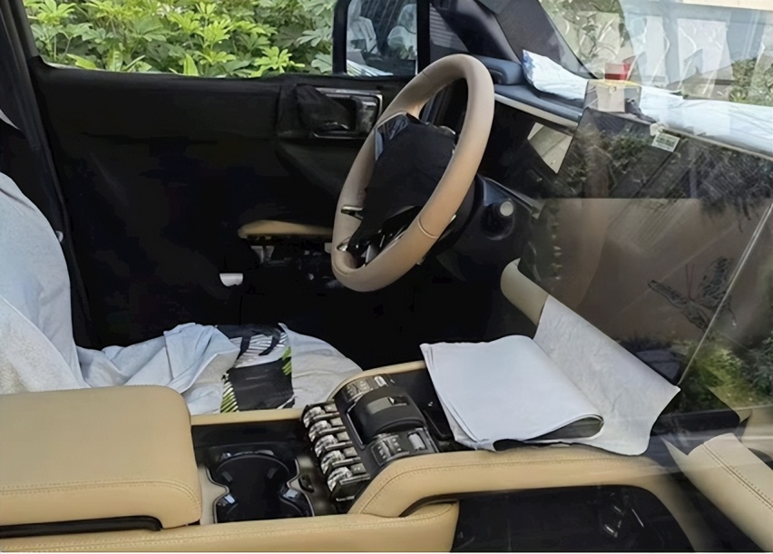 比亚迪方程豹实车！酷似路虎卫士车长近5米，配三把锁续航1200KM