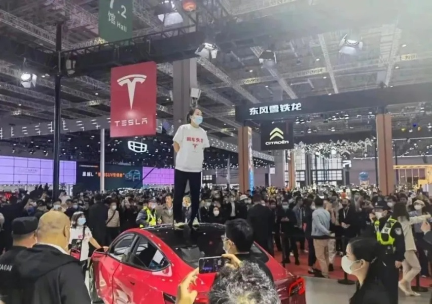 车顶维权张女士败诉，她这场官司输在哪？对特斯拉真的没办法了？