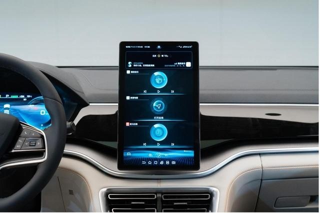 零跑C11 PK宋PLUS EV：豪华与智能竟可兼得？