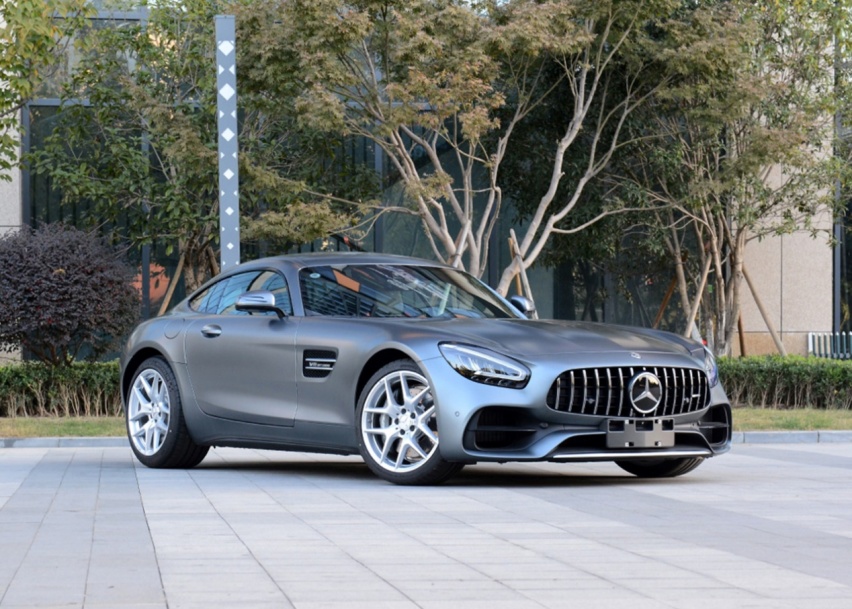 奔驰是如何征服操控粉的？用4秒破百的AMG GT，毫无压力