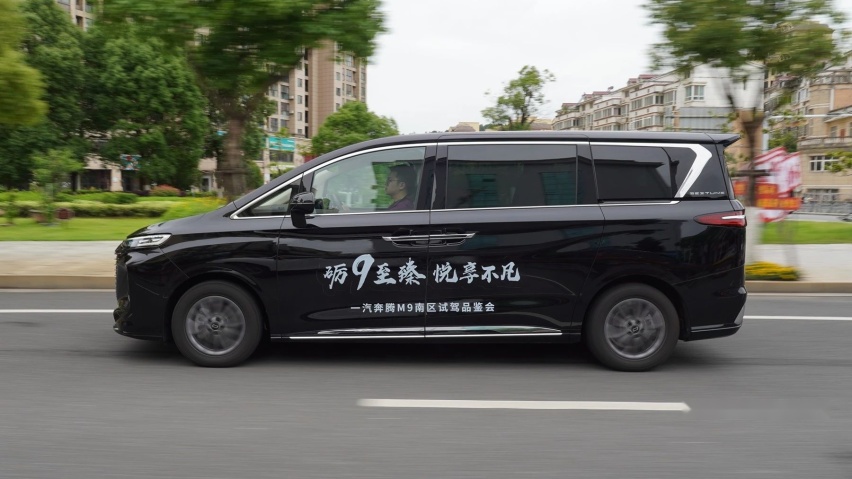 不用抢座位的7座车？这奔腾空间过分 二排让人直犯困！