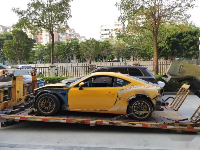 颜值与性能都在线的斯巴鲁BRZ，姿态风外观下有着300匹轮上马力